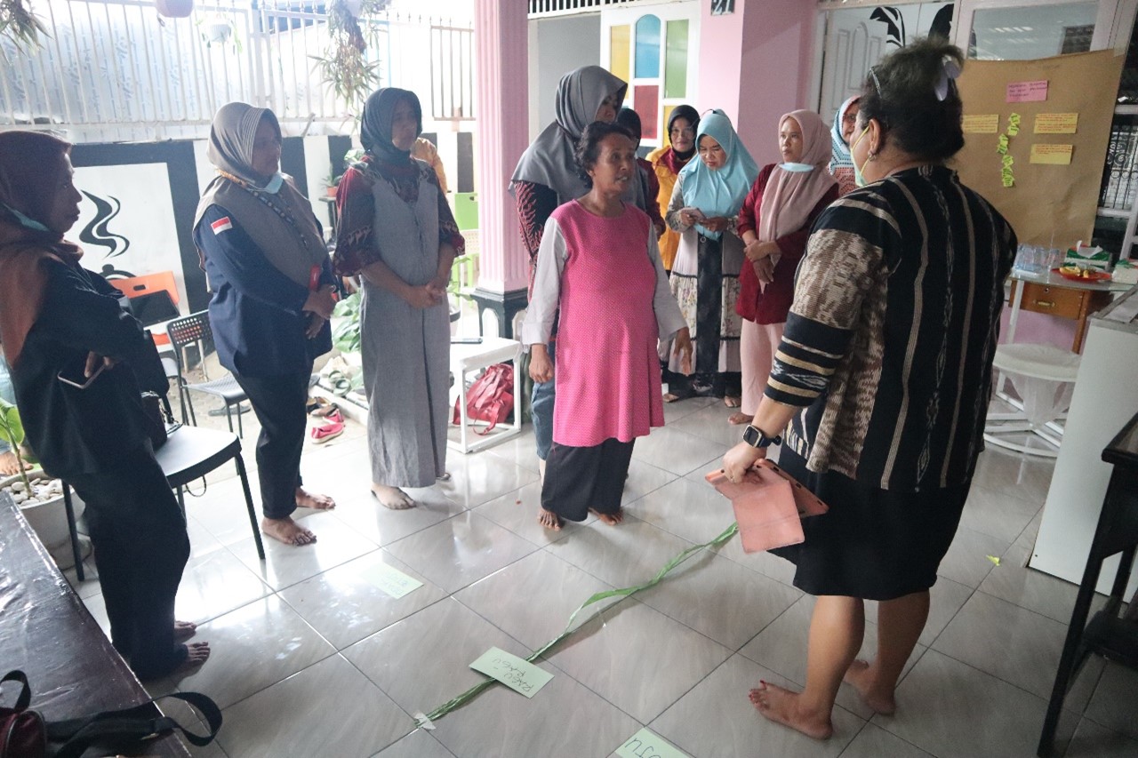 Training ini dibawakan langsung oleh Direktur Yayasan IPAS Indonesia, dr. Marcia Soumokil MPH selama satu hari penuh dan diikuti oleh 18 orang peserta. 