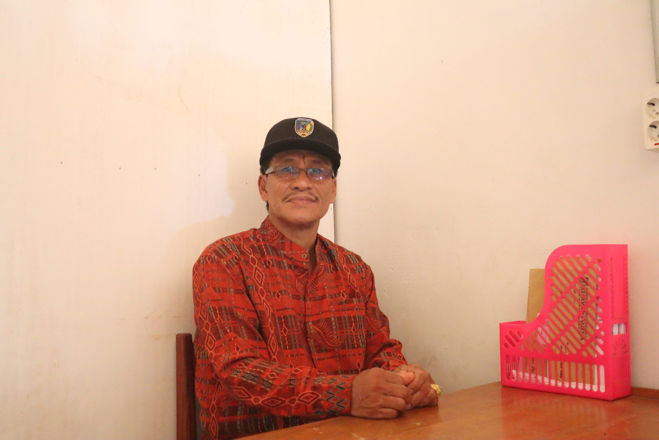 Herdi saat ditemui di kantor kepala desa Tompe.