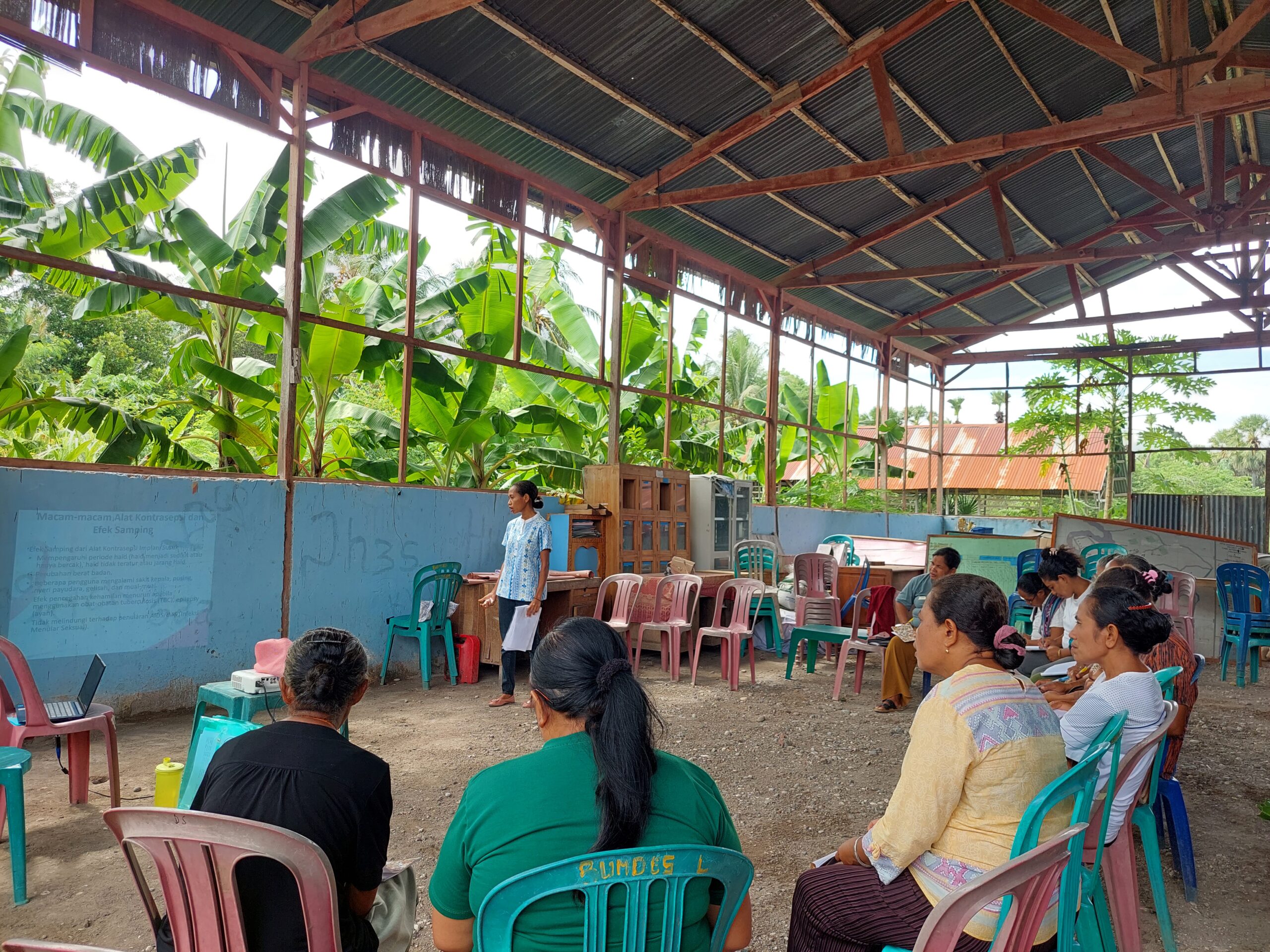 Diskusi tentang kesehatan reproduksi di Desa Linamnutu. Foto oleh: Yayasan CIS Timor