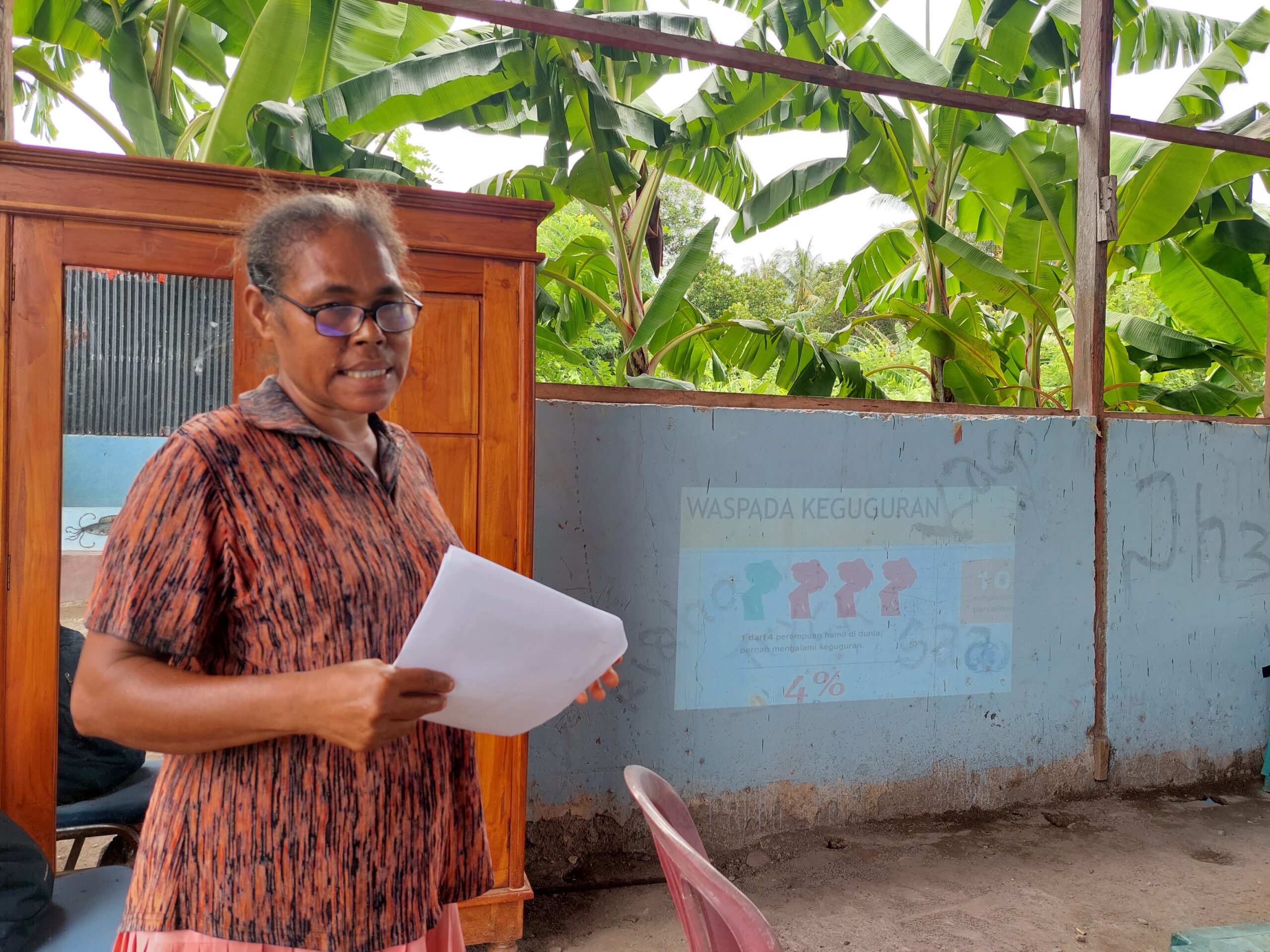 Salah satu kader tengah mengikuti Training of Trainer terkait dengan kesehatan reproduksi. Foto oleh: Yayasan CIS Timor  