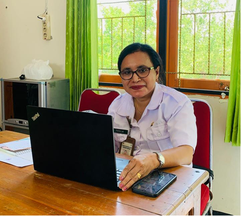 Bidan Tecla sedang di meja kerjanya   