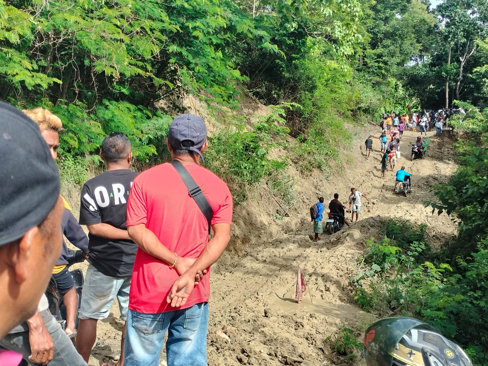 Kondisi jalan di salah satu desa di Timor Tengah Selatan