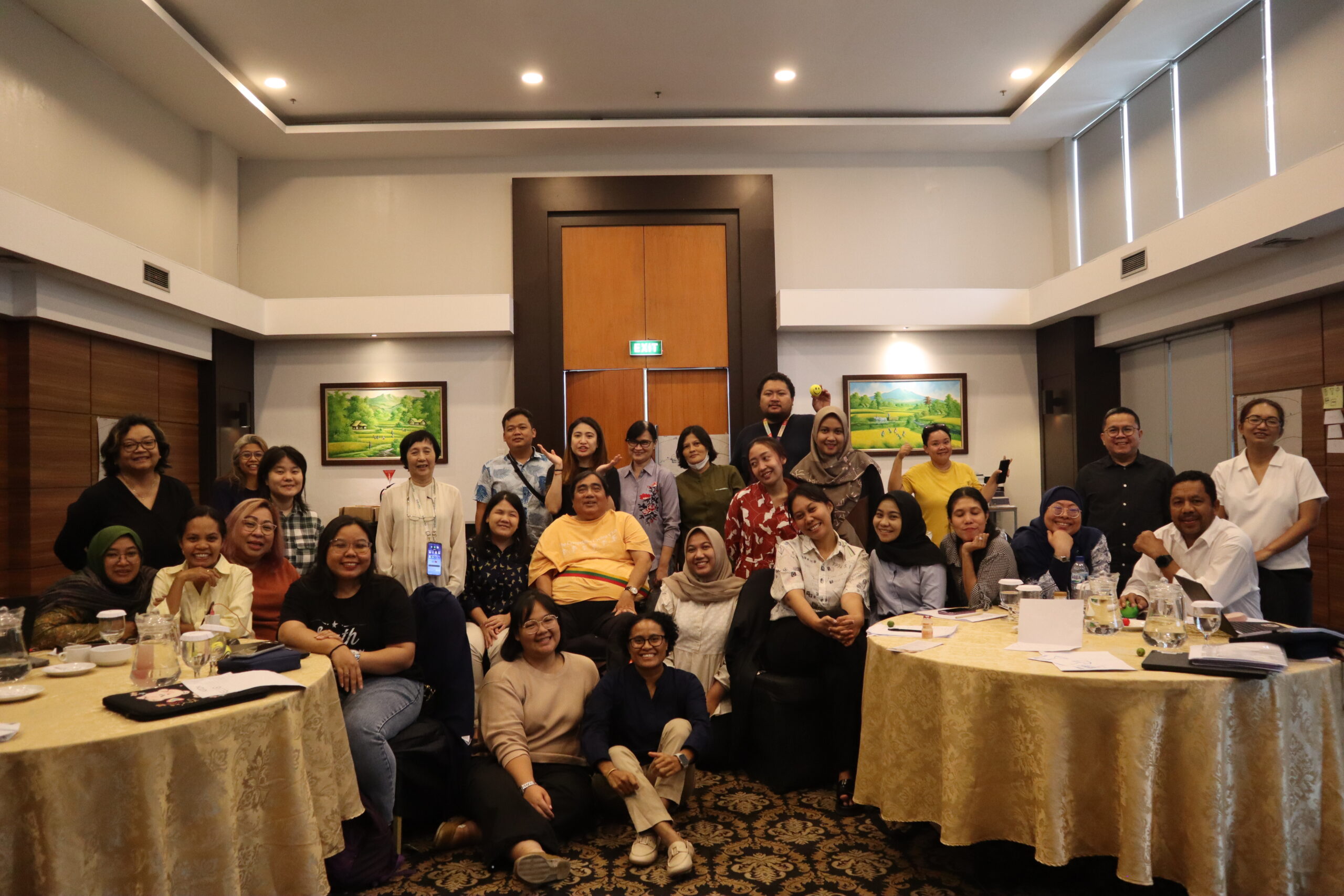 Prof. Irwanto (tengah dengan memakai baju kuning) bersama dengan staf Yayasan IPAS Indonesia dalam kegiatan Annual Review di Bogor, Februari 2025.