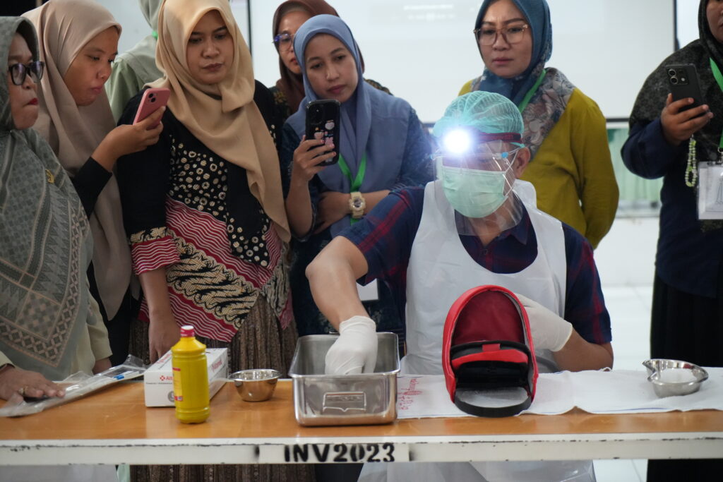 Sebelum mengikuti pelatihan ini, saya tidak pernah memasang IUD (Intra Uterine Device/Alat Kontrasepsi Dalam Rahim)