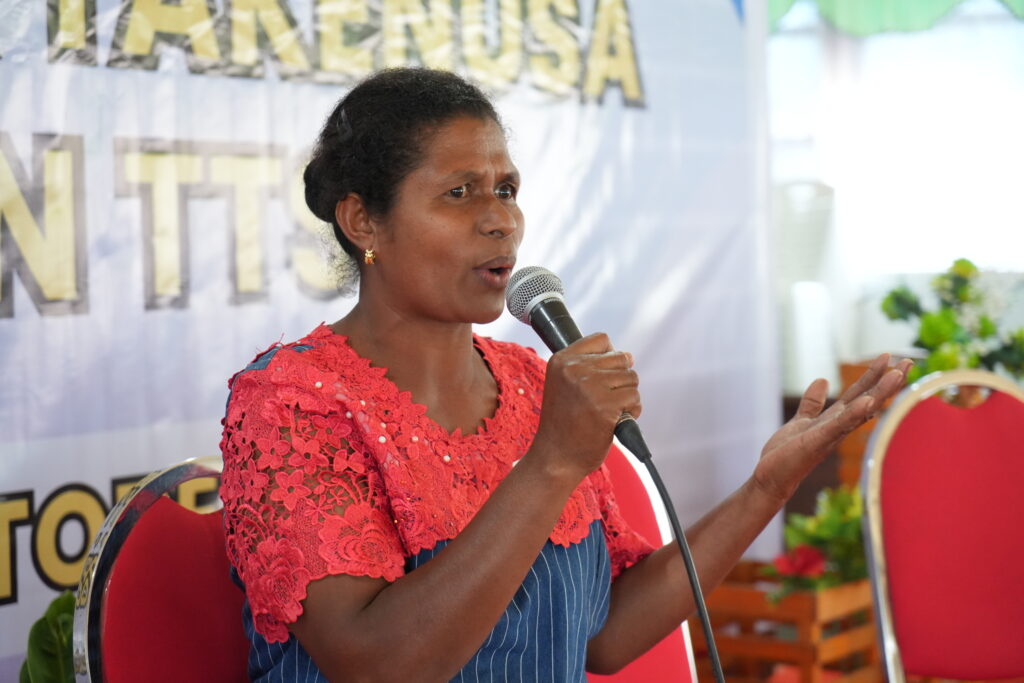 Mama Meriani sedang membagikan pengalamannya sebagai kader di desanya.