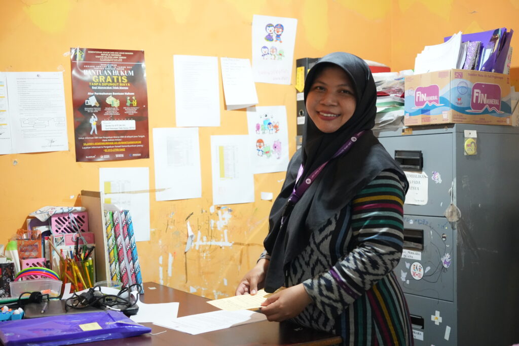 Ruli saat ditemui di ruang kerjanya di LBH APIK Semarang.