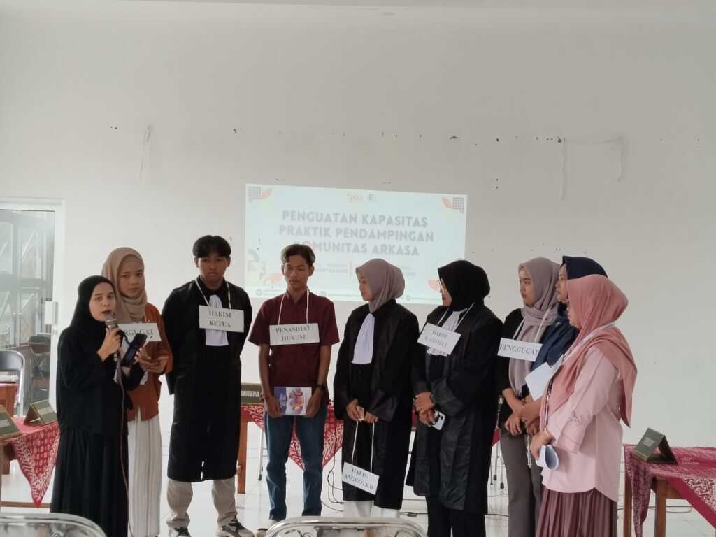 Peserta pelatihan dalam simulasi persidangan kasus kekerasan seksual. Foto oleh LBH APIK Semarang.