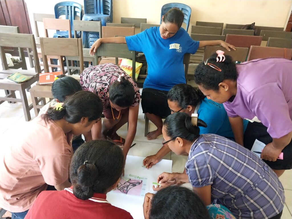 Discussions related to reproductive health. Photo by PKBI NTT. 