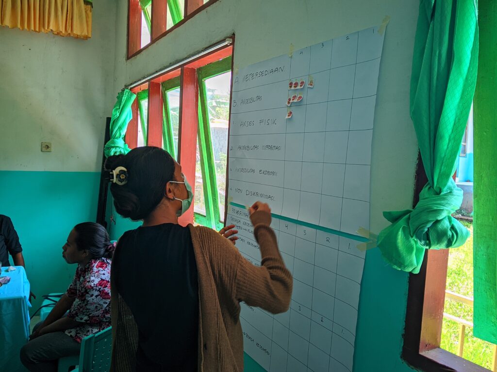 Peserta memberikan umpan balik terkait dengan layanan kesehatan reproduksi. Foto oleh: YPPS Flores Timor.