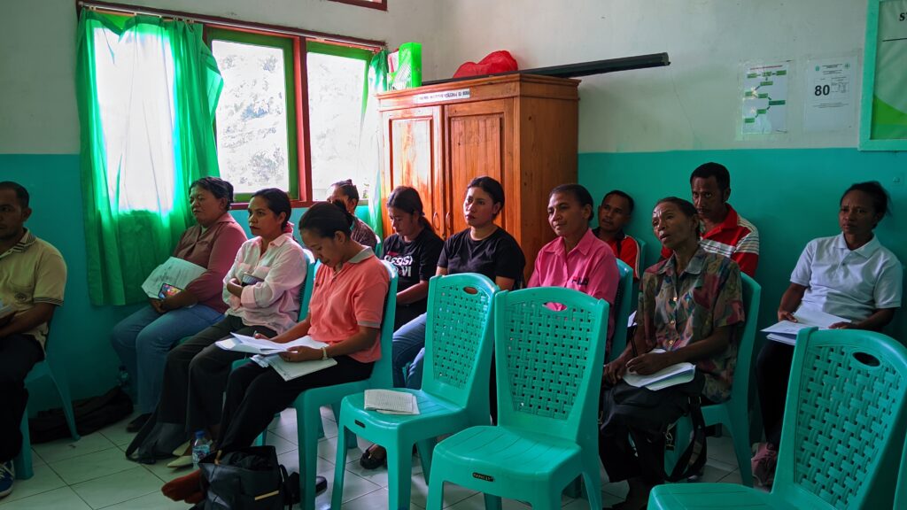 Peserta terlibat dalam diskusi. Foto oleh: YPPS Flores Timor.
