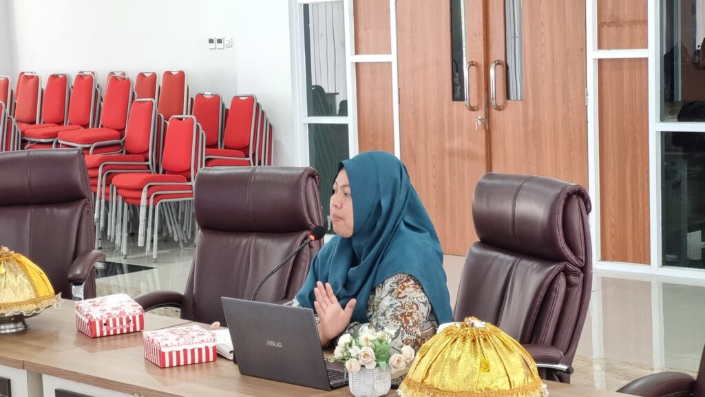 Salah satu narasumber kegiatan Kiki Sanjaya, S.KM., M.KL sedang mepaparkan materi. Foto oleh Yayasan Merah Putih Sulawesi Tengah