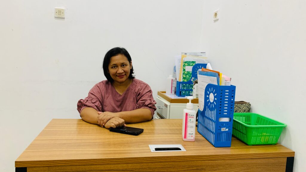 Dokter Herwinda Geraldine, M.Ked.Klin., SpOG duduk di ruang kerjanya di RSUD Naibonat.