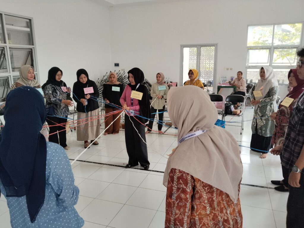 Salah satu sesi dalam pelatihan kader komunitas. Foto oleh LBH APIK Semarang.