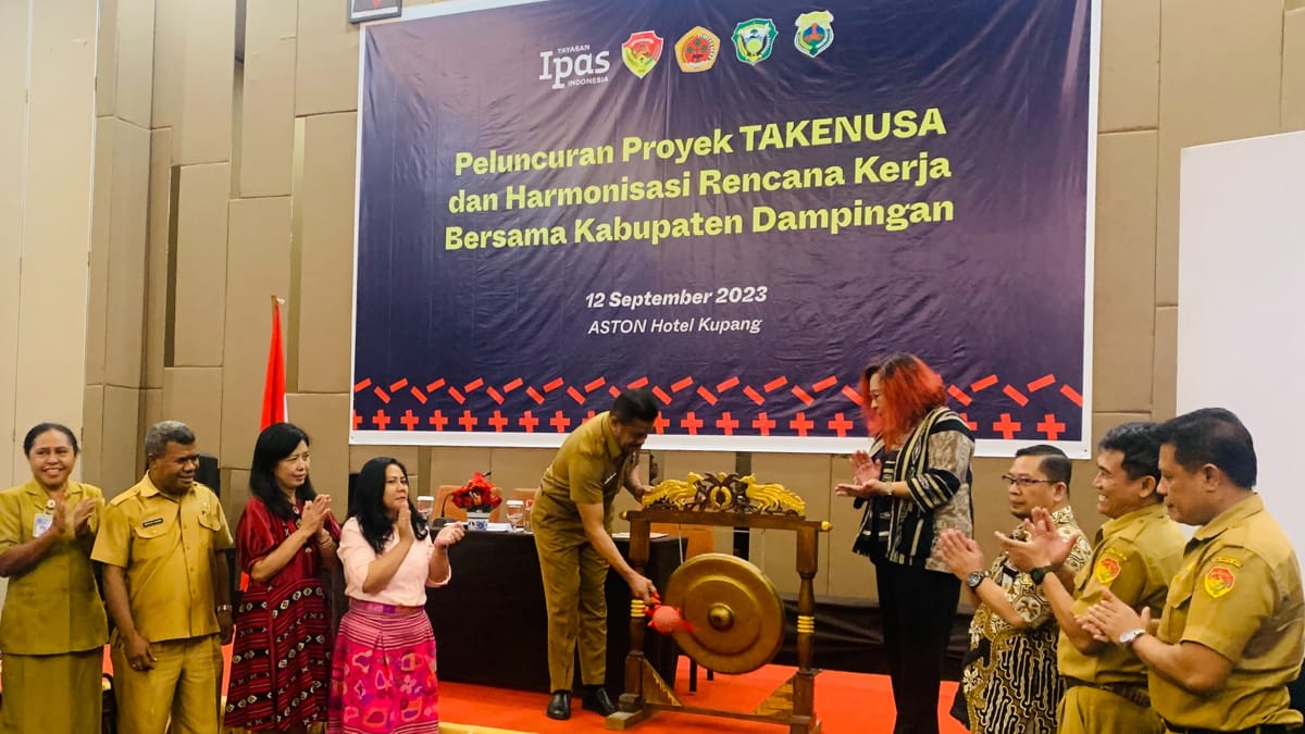 ipas-program-takenusa Man striking a gong while others applaud
