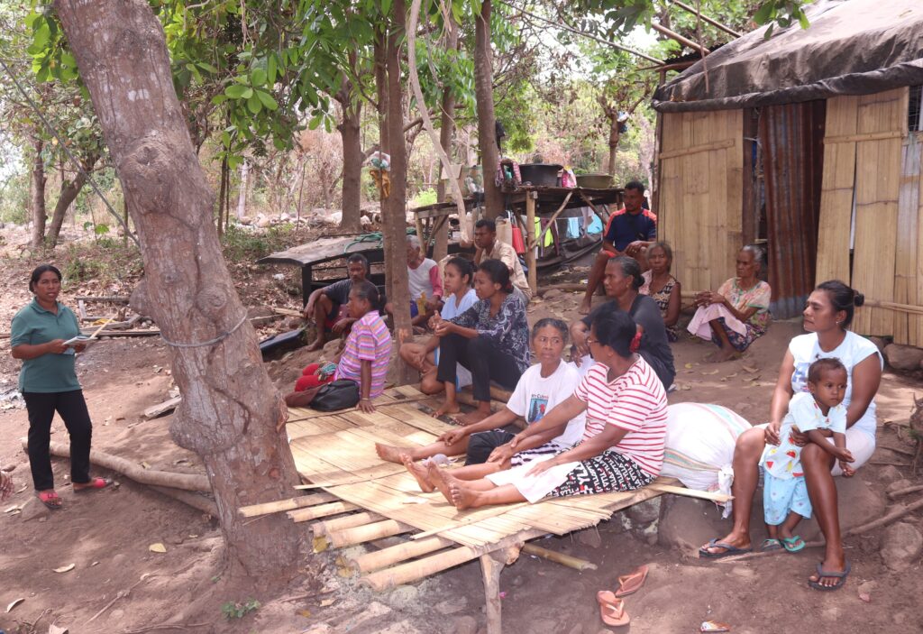 Mama Yana (left) is leading a discussion at the evacuation site. Photo by YPPS. 