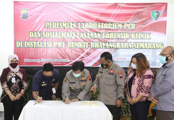 pekerti Group of people signing documents