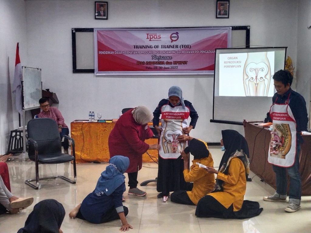 The IPAS Indonesia Foundation once again facilitated capacity building for 28 community facilitators and volunteers of KPKPST through a Training for Trainers (ToT) on Sexual and Reproductive Health Rights (SRHR), held from June 28-30, 2022, at Jazz Hotel Palu.