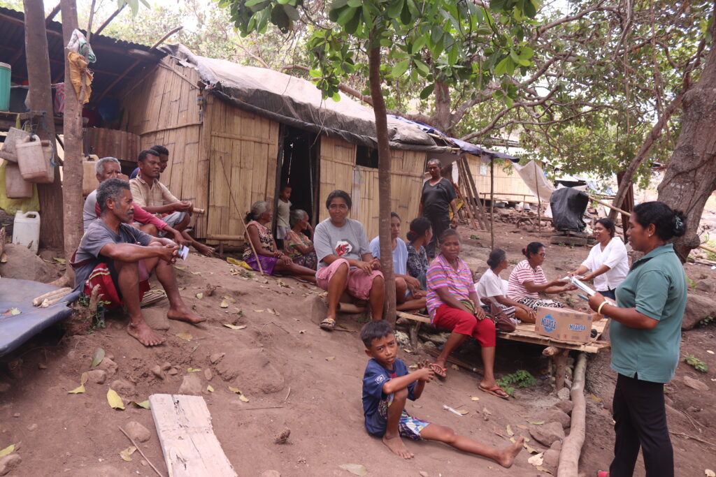 mama-Yana-memandu-dialog-1024×683 Under the scorching midday sun on September 17, 2025, several residents of Nobo Village were gathered