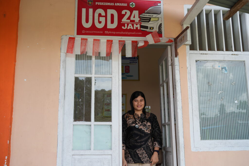 24 Seorang gadis berdiri di ambang pintu.