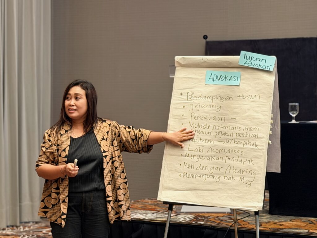 <br />
39<br />
Seorang wanita berbicara kepada kelompok menggunakan flip chart.