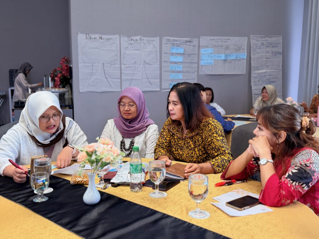 Empat wanita sedang berdiskusi.