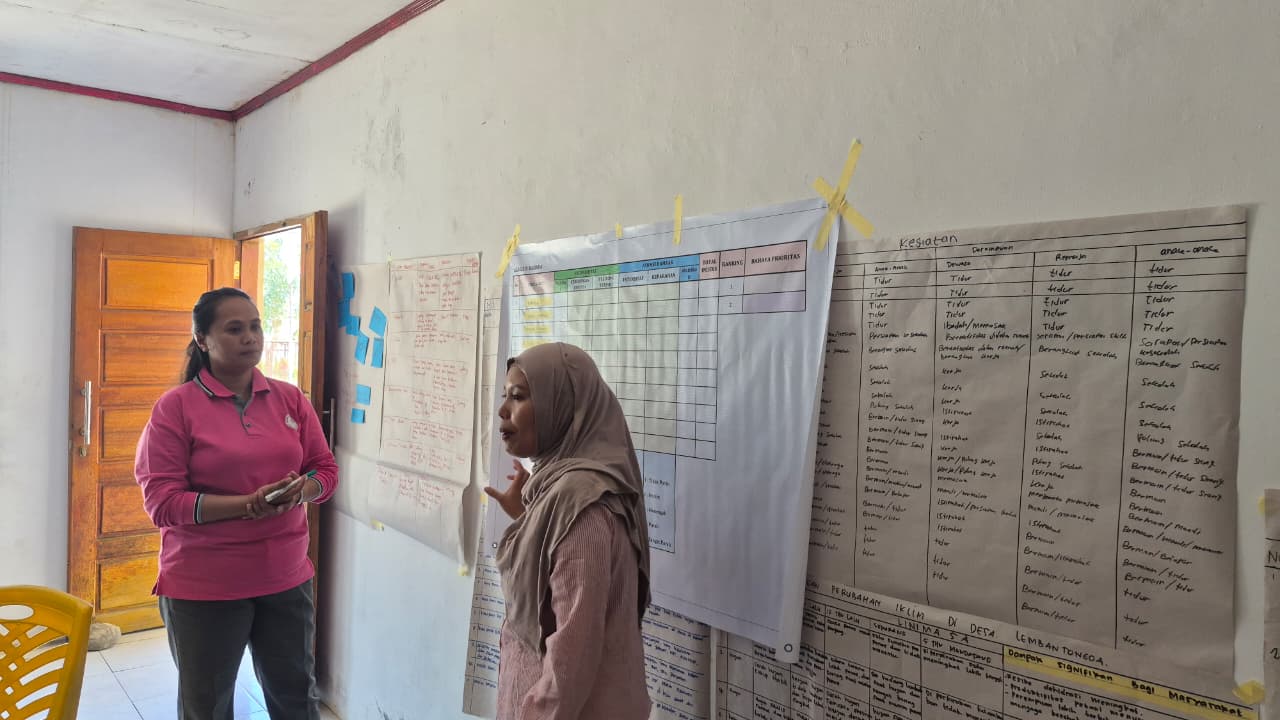 EWS Two women speaking to a group